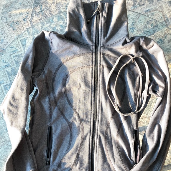 (SOLD) Lululemon define jacket size 2 with a matching headband - Picture 4 of 10
